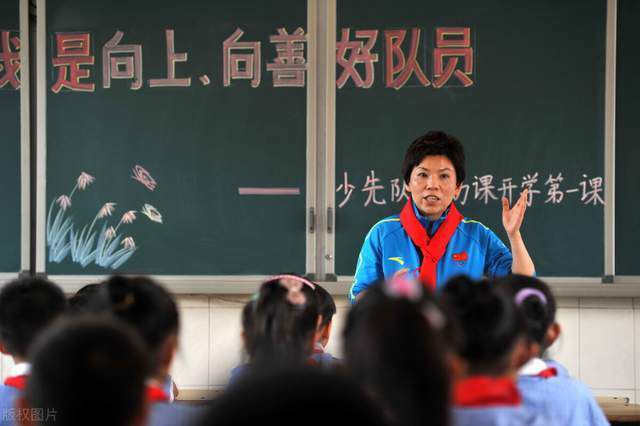 该片是讲述了一位零耐烦、直进球的射箭选手和一位零社会性的母胎独身工学院学生之间的兴奋甜美的恋爱笑剧。